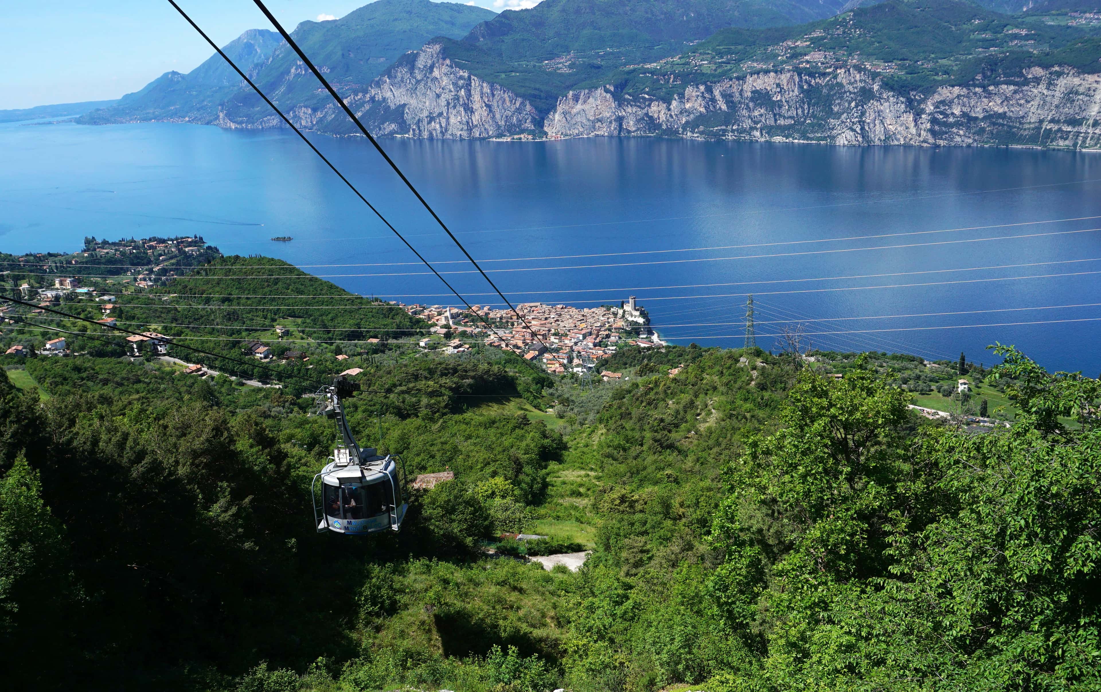 Seilbahn über grüner Landschaft nach Malcesine am Gardasee