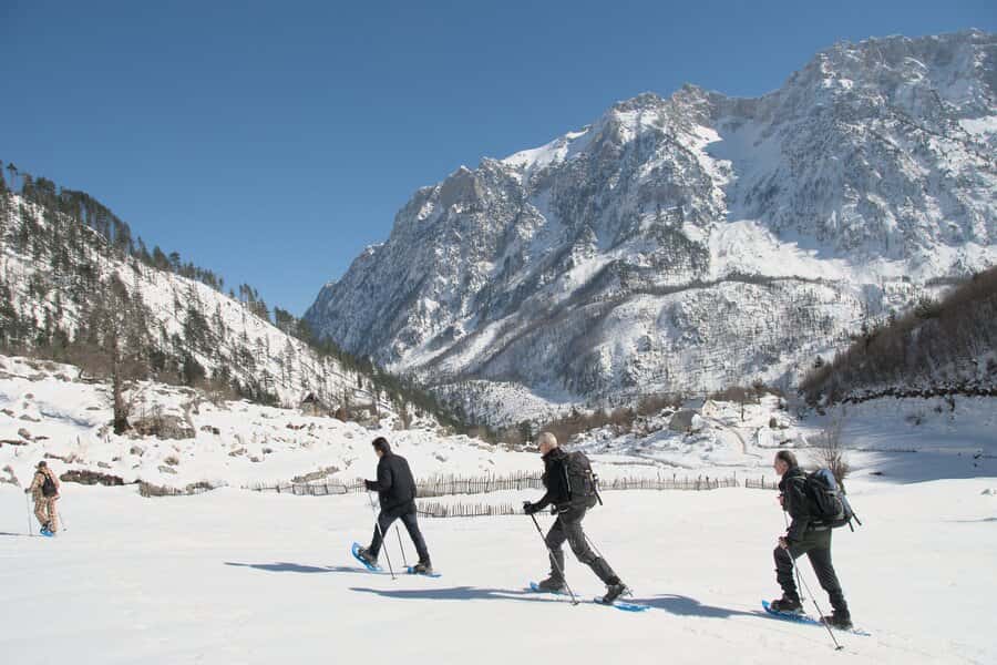 Schneeschuhwanderer vor Bergkulisse 