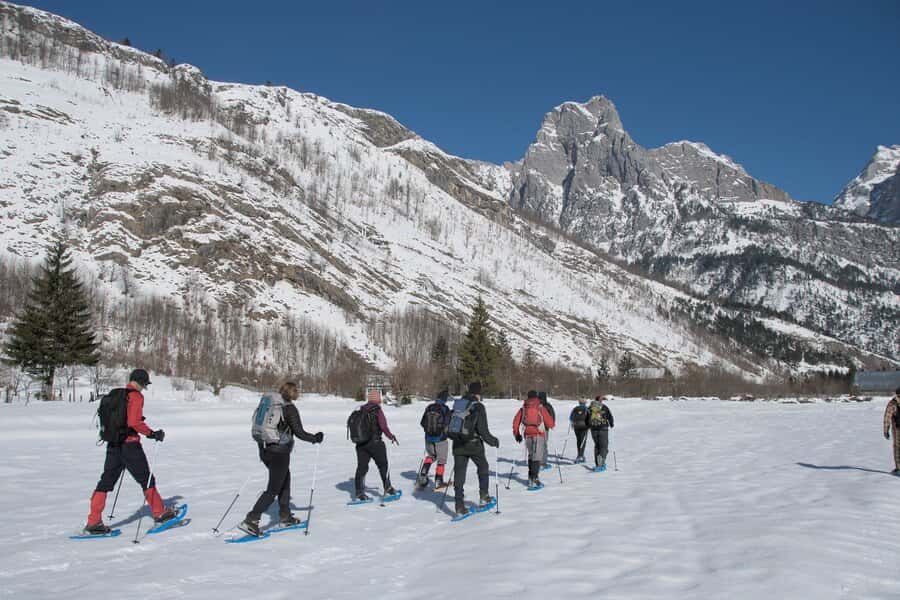 Schneeschuhwanderer vor Bergkulisse 