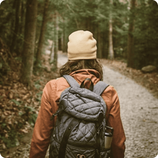 Wanderer auf einem Waldweg