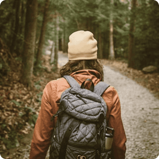 Wanderer auf einem Waldweg