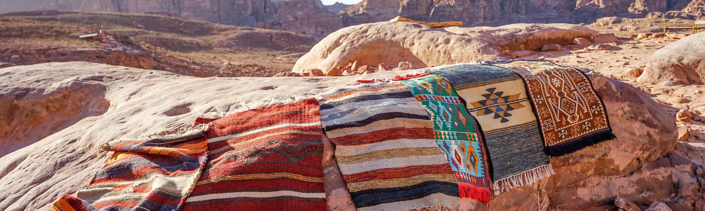 Handgefertigte Teppiche in Petra | © shutterstock_2263486191