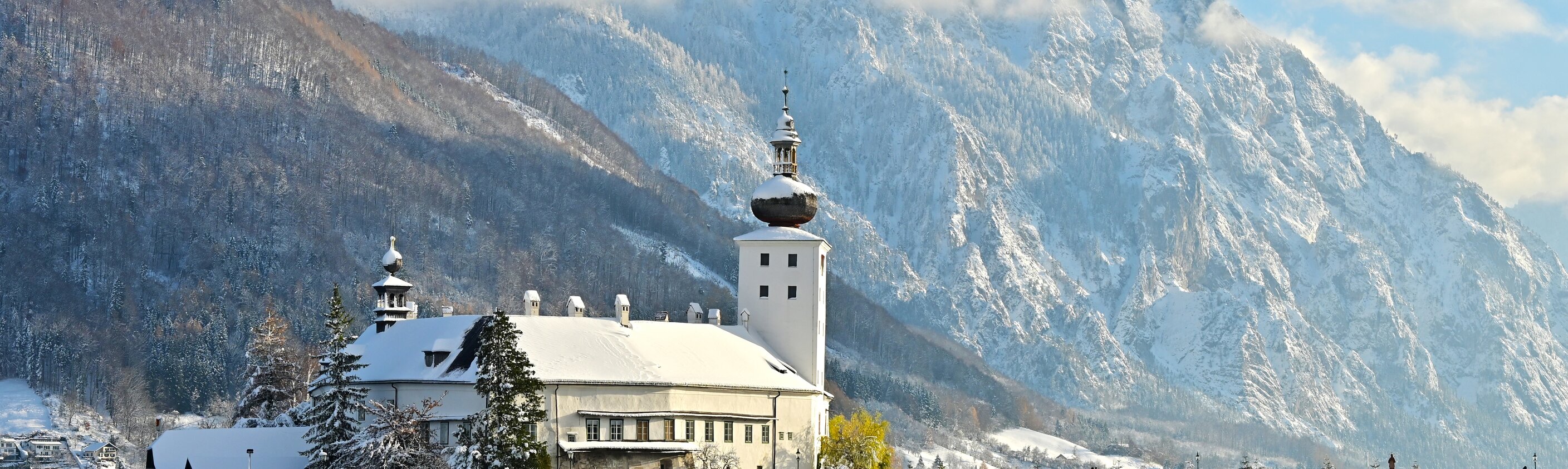 Tal trifft Hütte im Winter am Traunsee