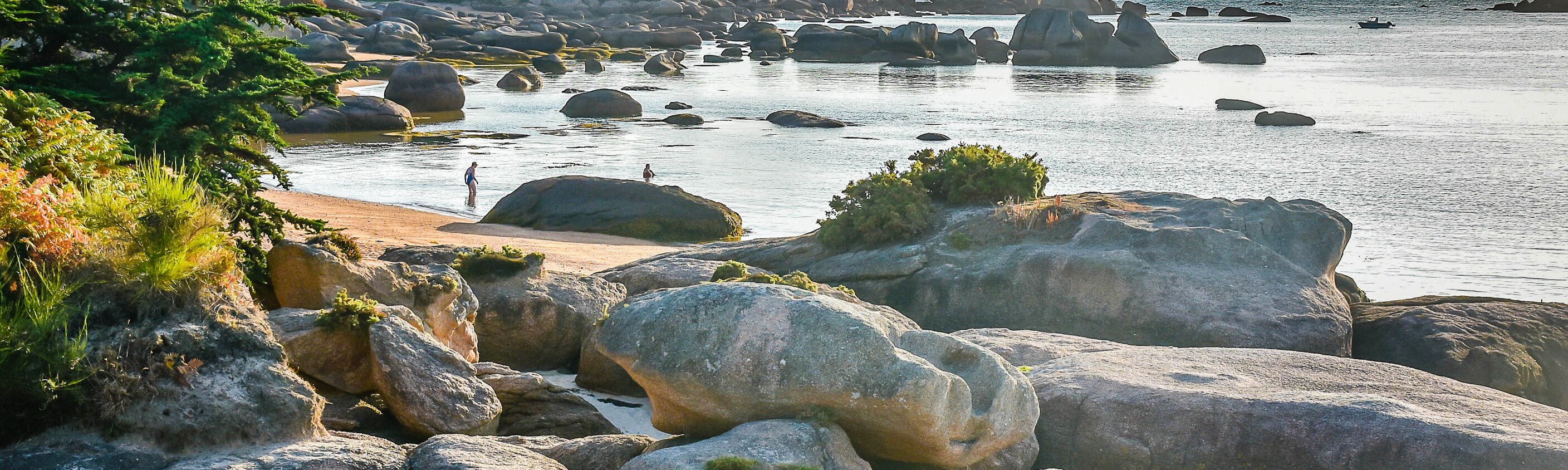 Wandern an der rosa Granitküste der Bretagne