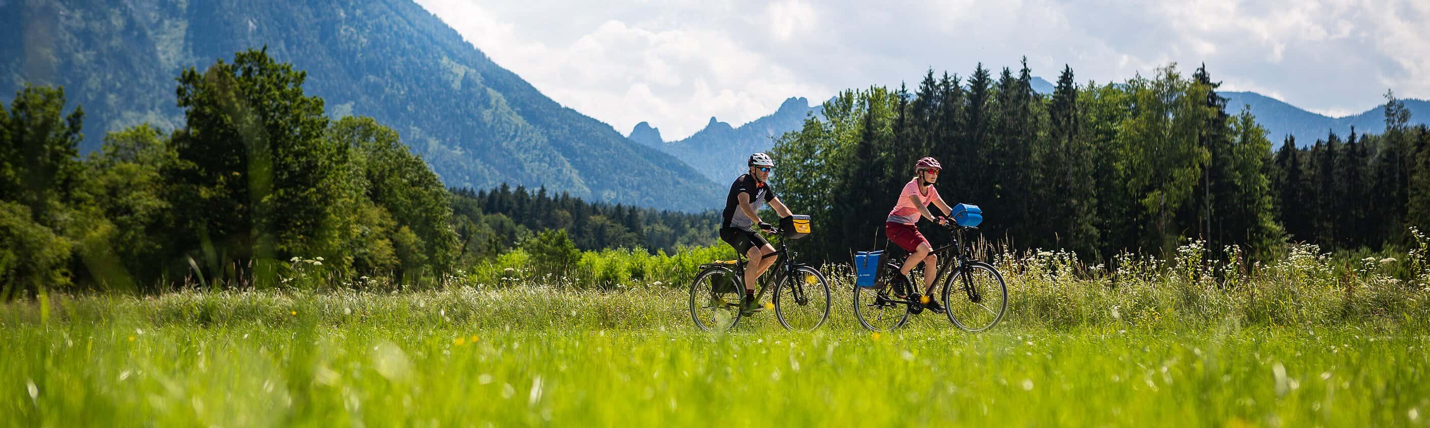 Radfahrer am Alpe-Adria-Radweg mit Bergpanorama | © ASI Reisen