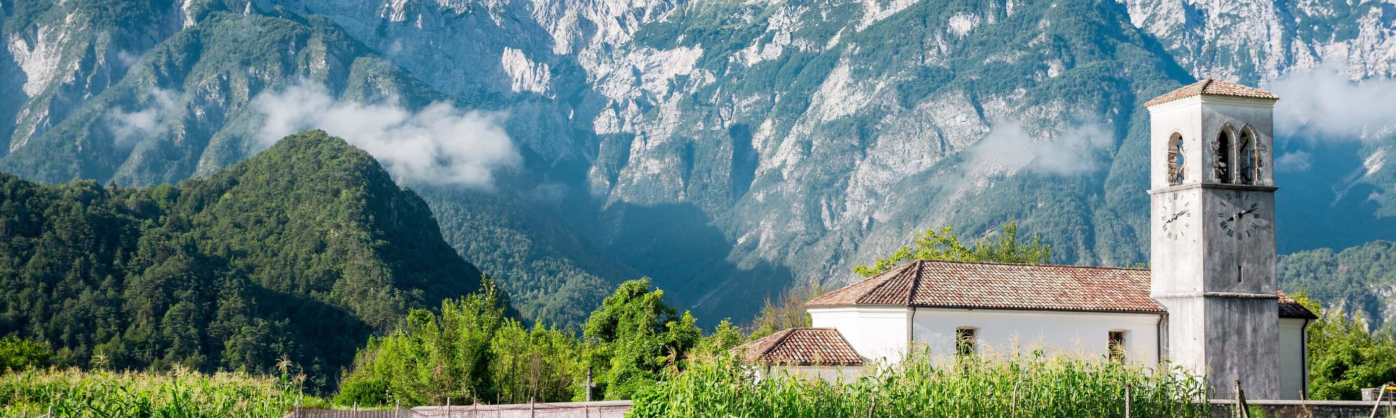 Kleine Kirche entlang des Alpe-Adria-Radwegs in Italien | © Shutterstock