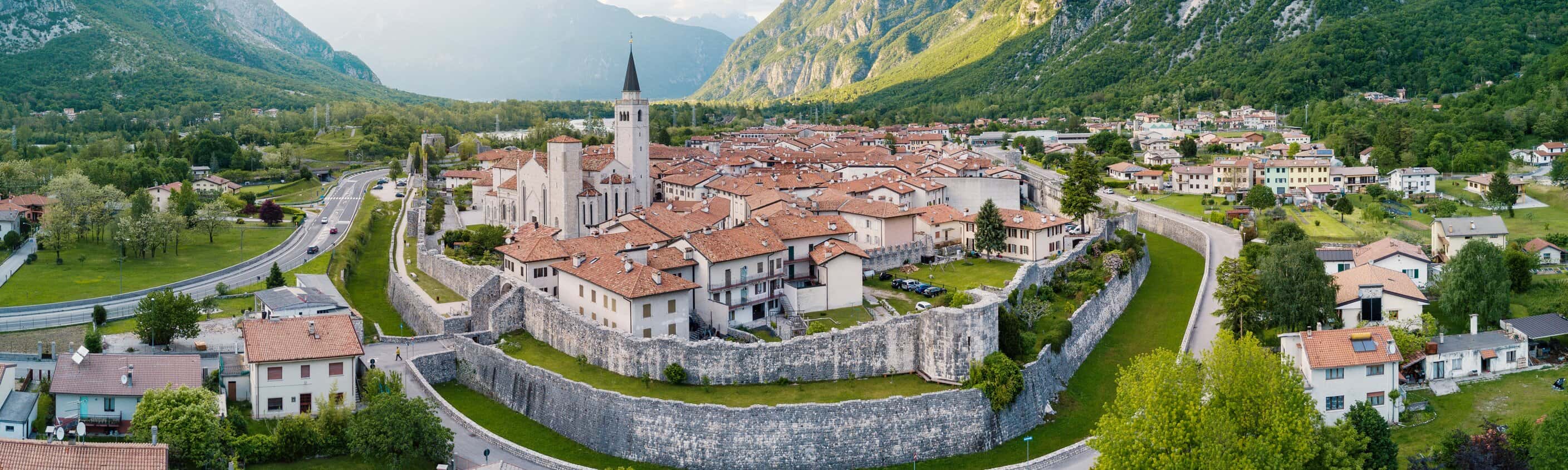Luftblick auf den Ort Venzone in Italien | © Shutterstock