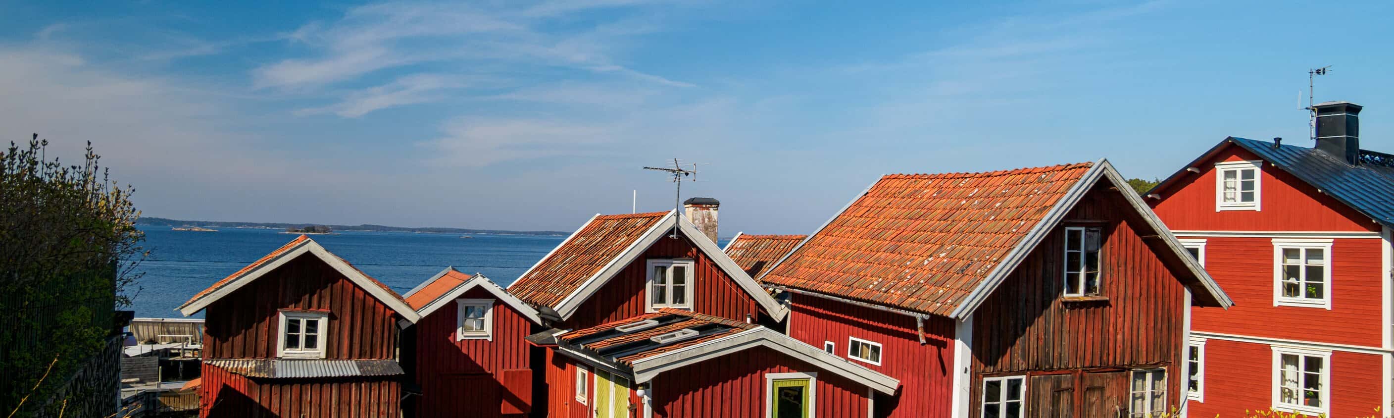 Typische rote Häuser auf der Insel Sandhamn | © Shutterstock