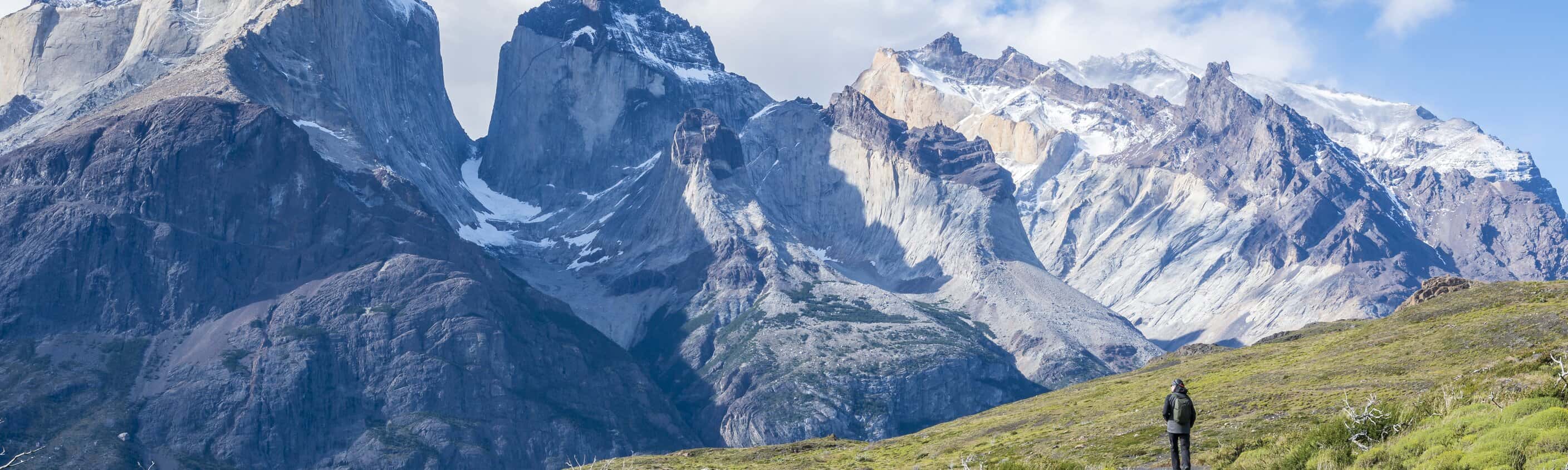 Wanderer vor den Cuernos del Paine in Patagonien | © Shutterstock