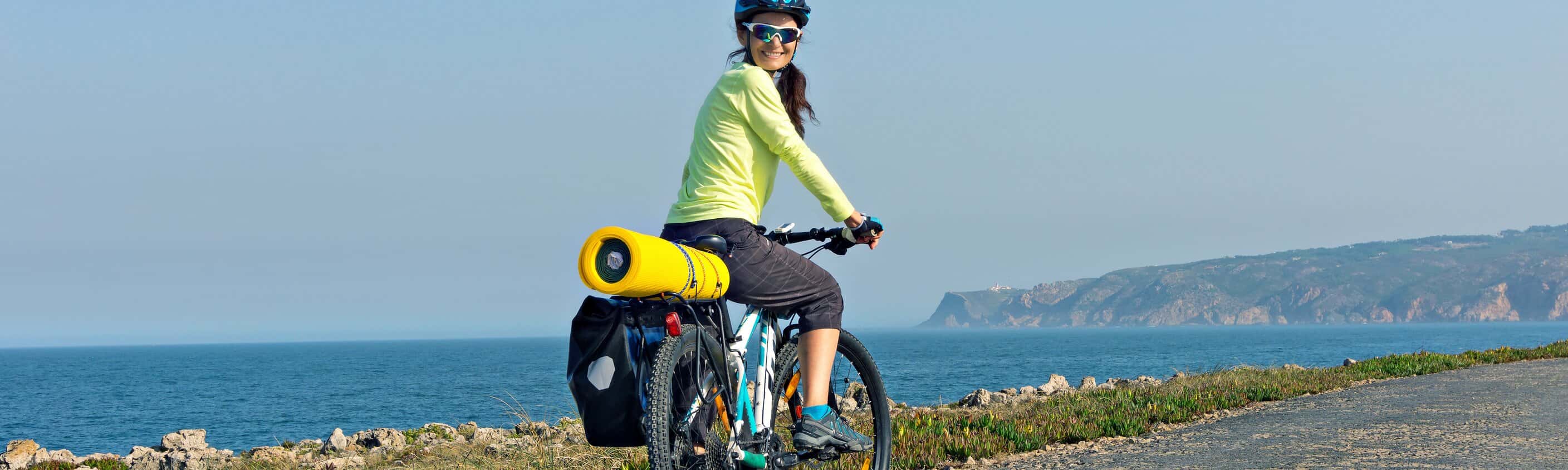 Radfahrerin an der portugiesischen Küste | © Shutterstock