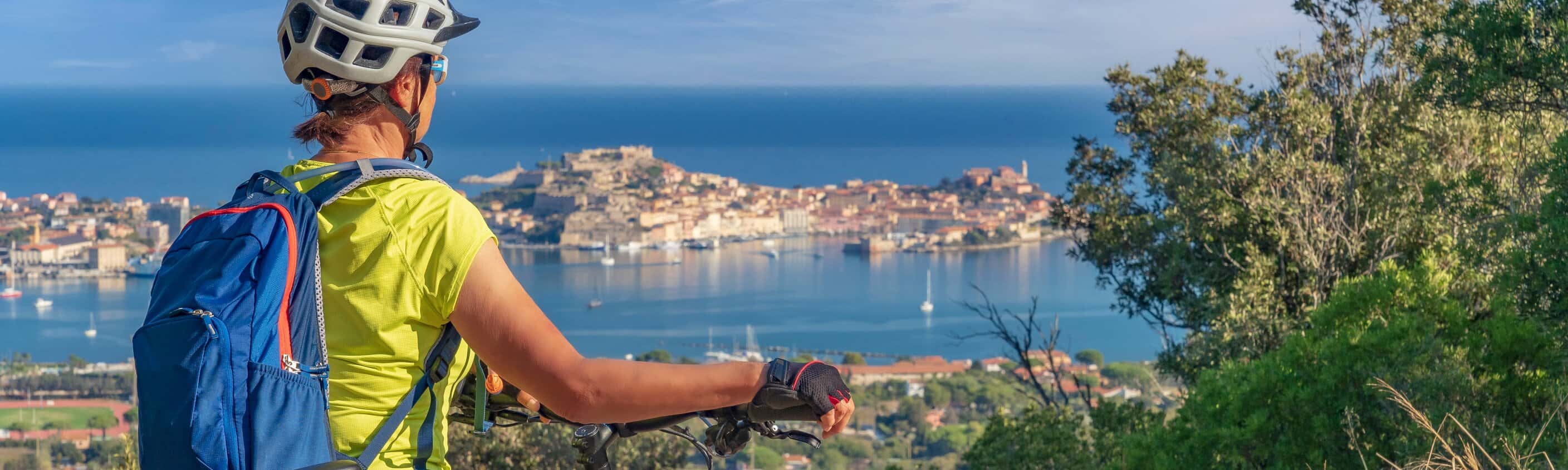 Radfahrerin auf der Insel Elba | © Shutterstock
