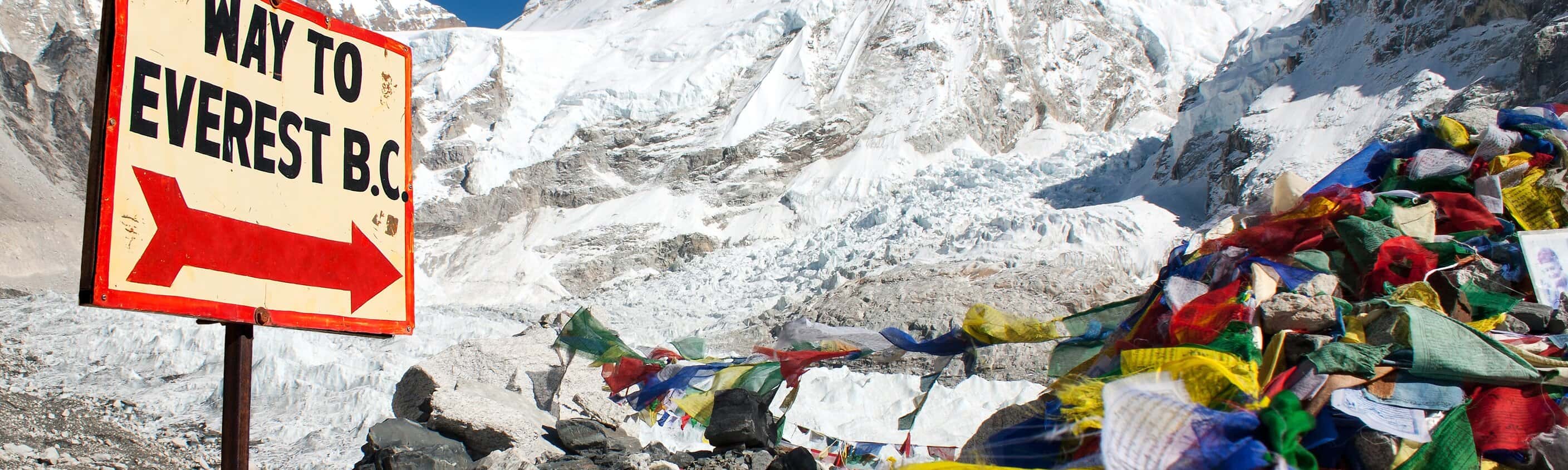 Wegweise zum Everest Base Camp vor Bergkulisse | © Shutterstock