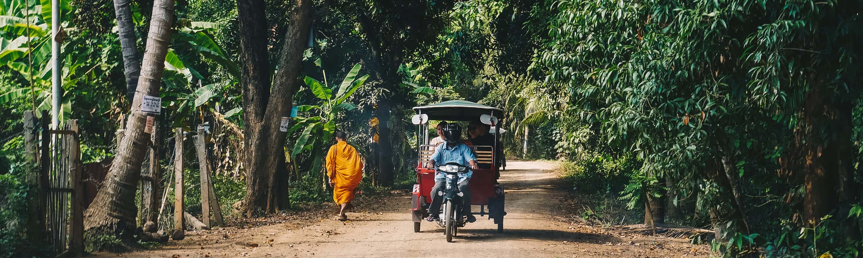 Mönch und Rischka auf den Straße von Kambodscha | © ASI Reisen
