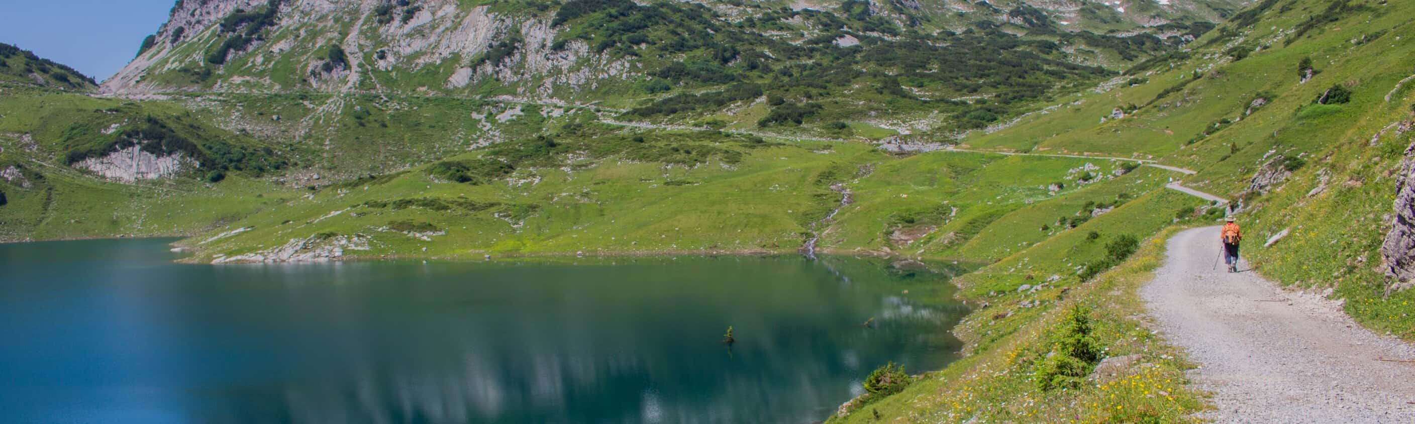 Formarinsee mit Wanderer | © Shutterstock