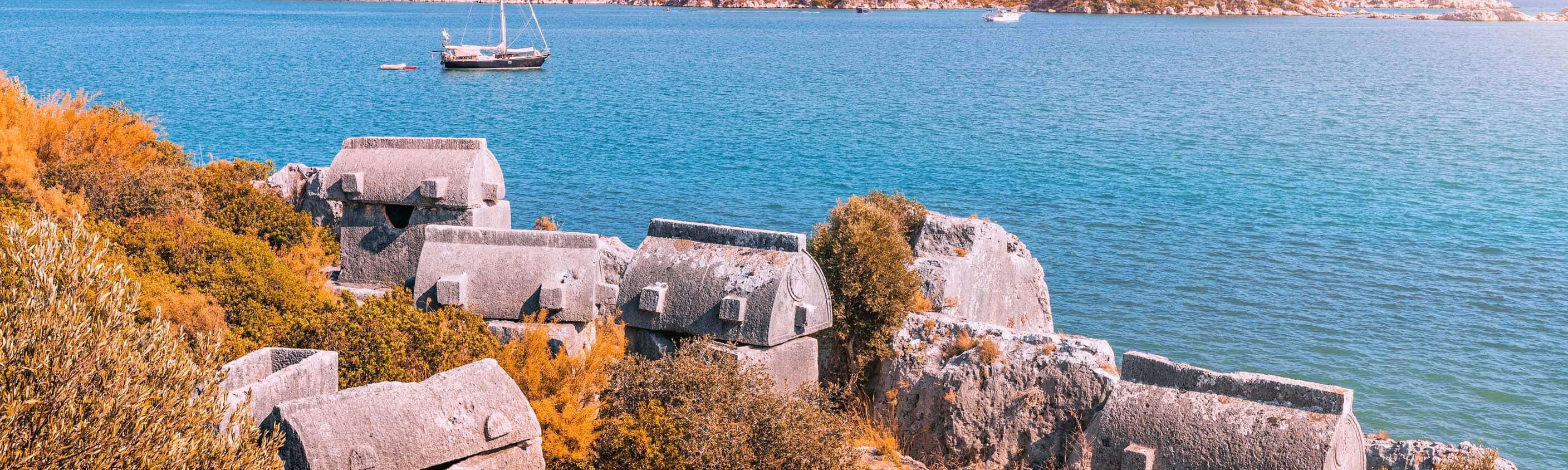 Antike Gräber an der Küste von Kekova | © Shutterstock