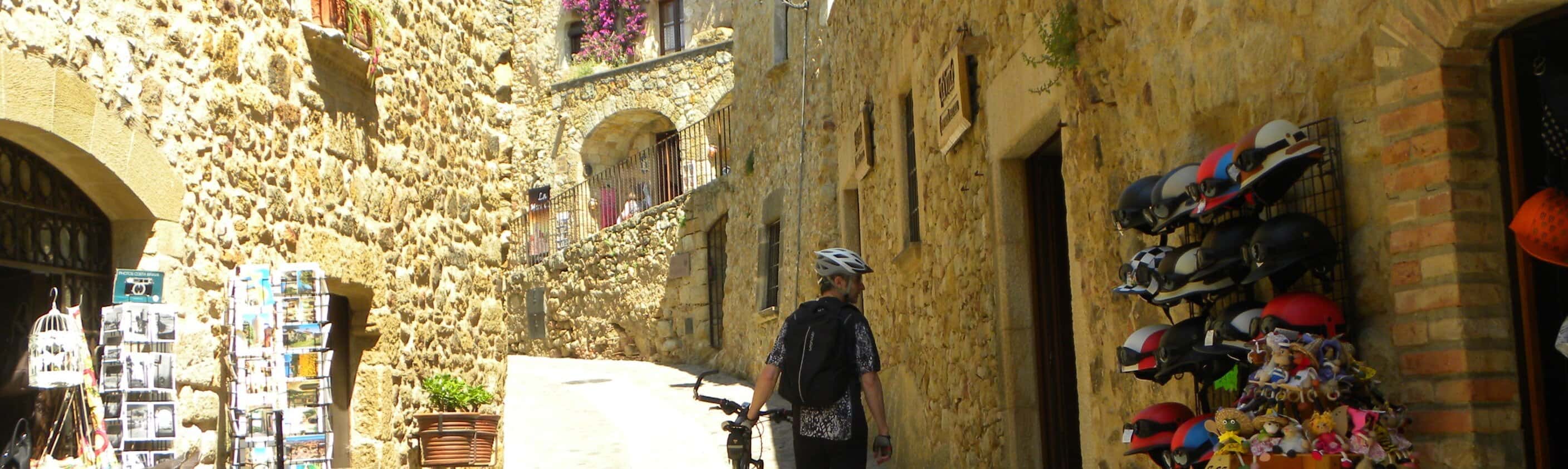 Radfahrer in historischem Dorf | © Shutterstock