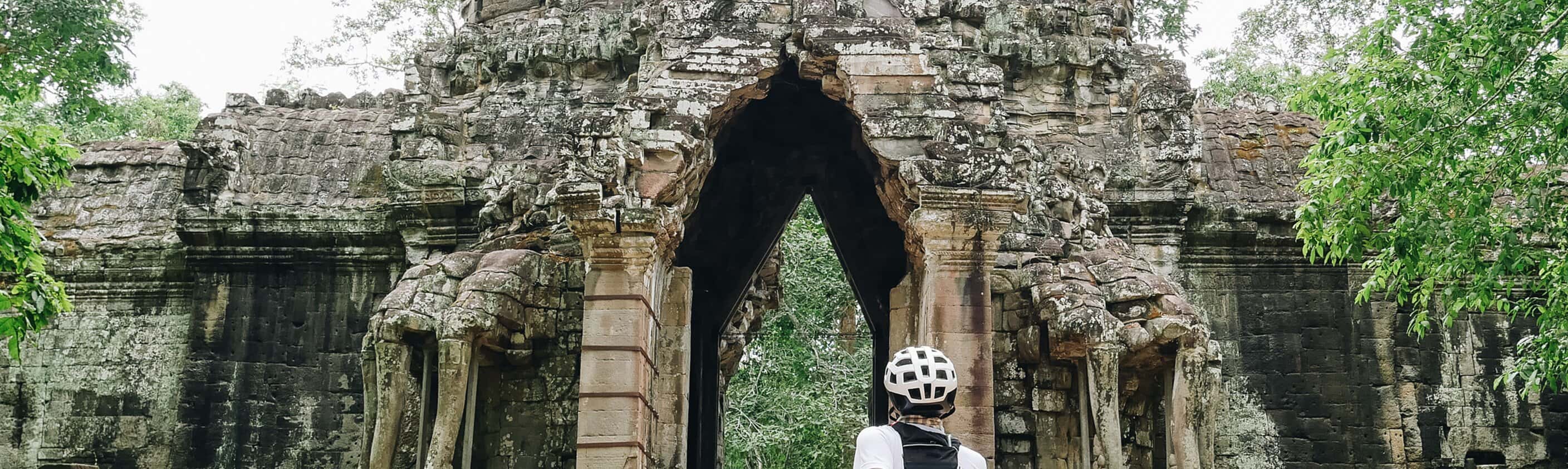Radfahrer von einem Tempel in Angbor | © ASI Reisen