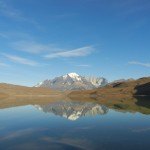 Torres del Paine wird von Wasserobefläche gespiegelt