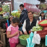 Freundliche Verkäuferin im Markt