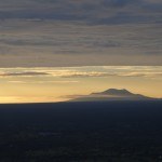 Bagan mit Ballone während Dämmerung