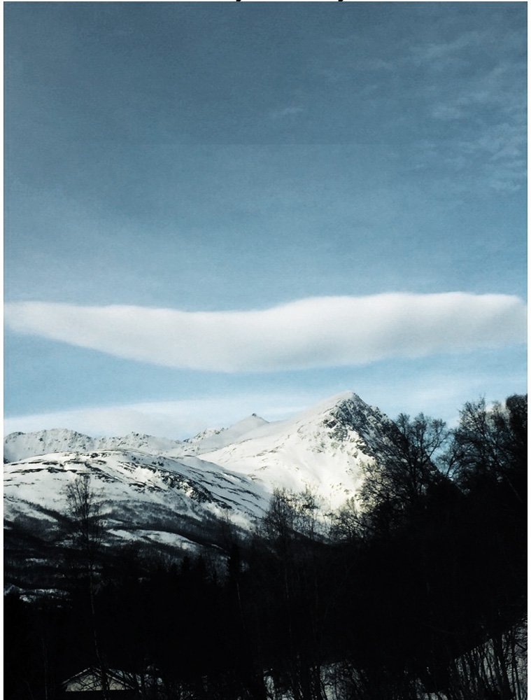 Blick auf den Rørnestinden von der Magic Mountain Lodge