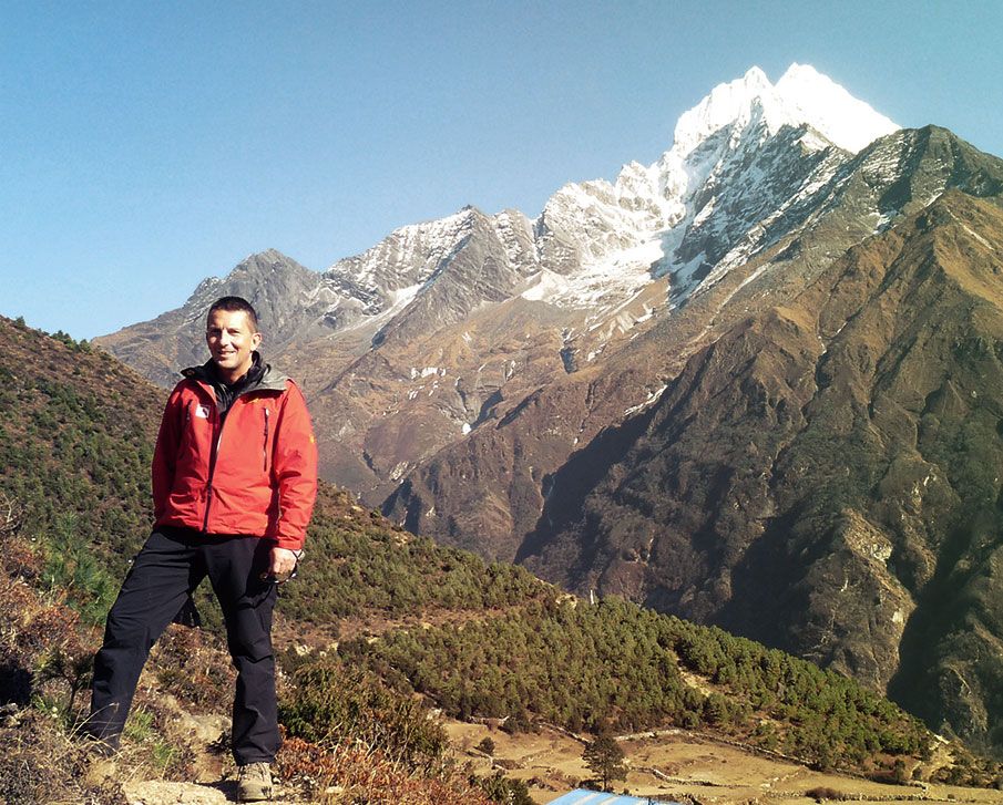 Bernhard in Nepal. Der gewaltige Mount Everest ist im Hintergrund zu sehen. 