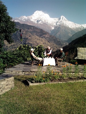 3 Personen sitzen in einer komfortablen Unterkunft in Nepal, im Hintergrund der Mt. Everest