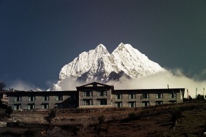 Eine Unterkunft im Nepal, der Mt. Everest ist im Hintergrund zu sehen.