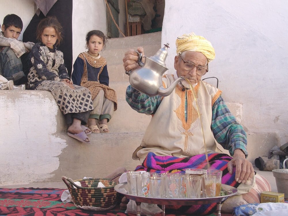 Amjadi beim Aufguss des Berber Tee