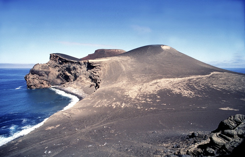 1957 stieg der Vulkan Capelinhos kurz vor der Küste Faials aus dem Meer empor und wuchs im Laufe der Zeit er mit der Küste von Faial zusammen.