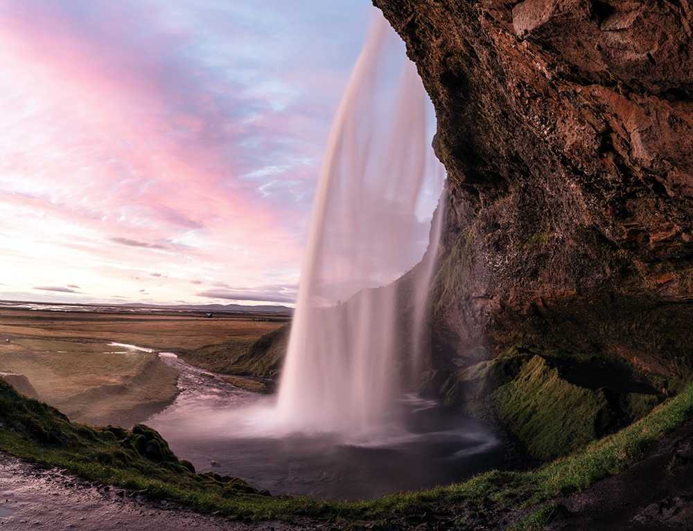 Hinter dem Seljalandsfoss