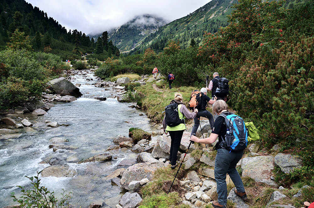 Wandergruppe bei Fluss