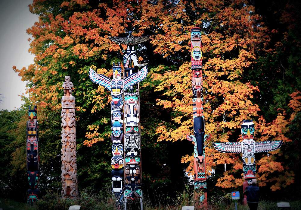 Stanley Park Vancouver: Früher wurde mit den Totempfählen die Stellung der Familie innerhalb eines Stammes bestätigt. Heute werden sie als Kunstwerke angesehen.