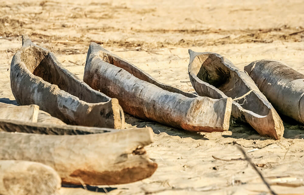 Traditionelle Holzboote, die zum Fischen verwendet werden.