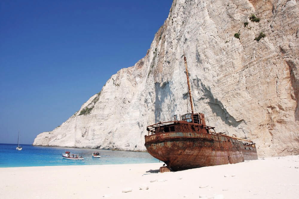 Das Wrack in der Bucht von Navagio. Man erzählt sich viele Geschichten über das Schmugglerschiff.