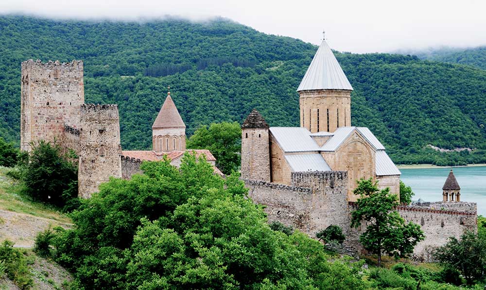 Die Wehrkirche Ananuri aus dem 17. Jahrhundert. Teile der Festung sind schon älter. 