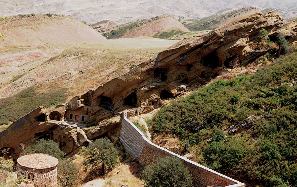 Im Höhlenkloster Dawit Garedscha befinden sich in mehreren Hügel die Kapellen und Gebäude des Klosters. Das Kloster aus dem 6. Jahrhundert ist das älteste Kloster in Georgien.