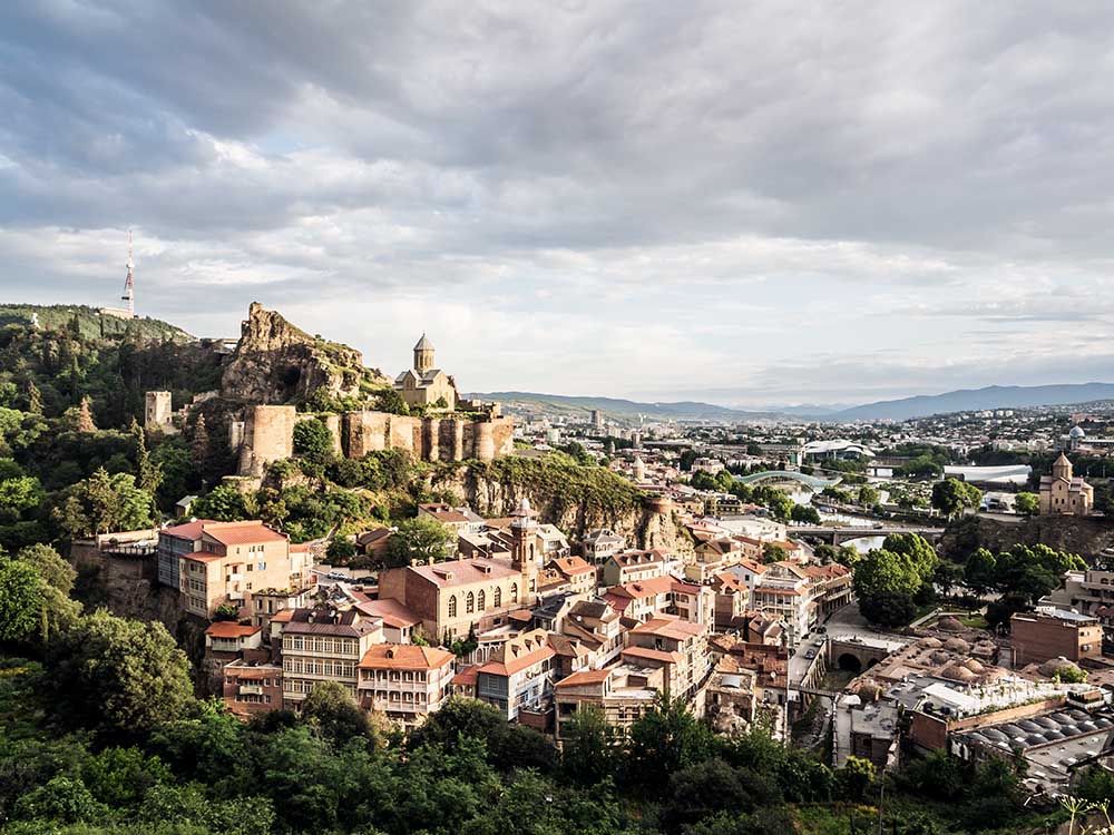 Tiflis (auf georgisch: Tbilissi) ist die Hauptstadt Georgiens und liegt ungefähr im Zentrum des Landes. 