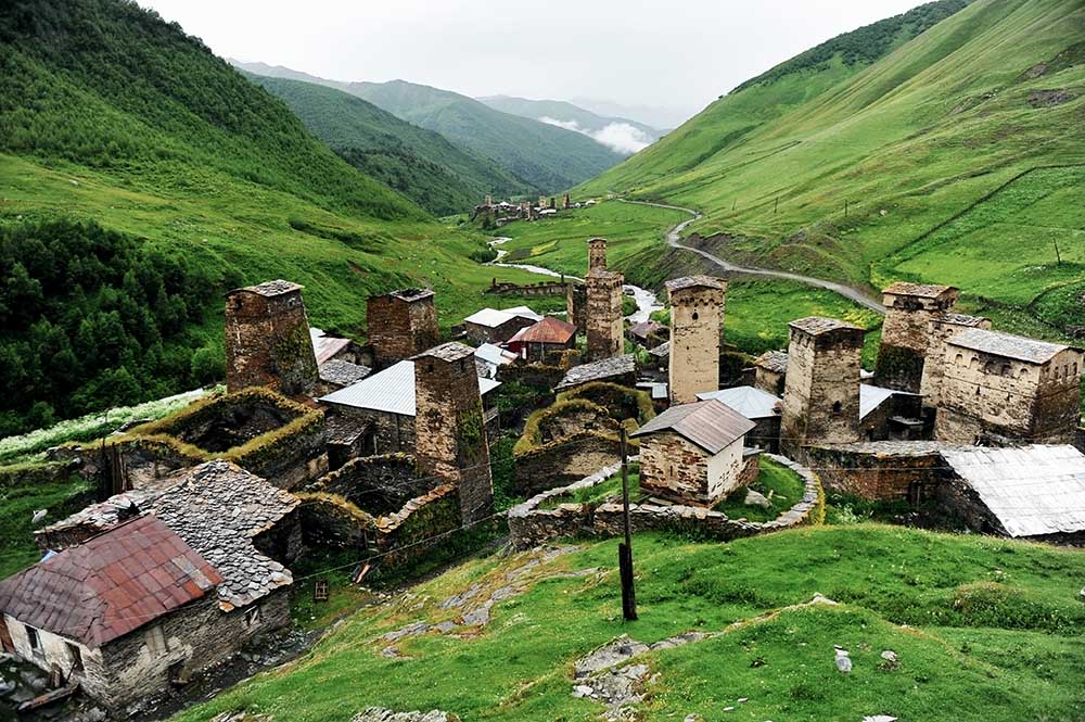 Viele Familien leben in abgeschiedenen Bergdörfern, die oftmals nur mühsam zu erreichen sind. Aber gerade dort bleiben Traditionen erhalten und so wird ein Besuch des Bergdorfs zu einem unvergesslichen Erlebnis. Ushguli ist der höchstgelegene dauerhaft besiedelten Ort in Europa und Teil des UNESCO-Weltkulturerbe.