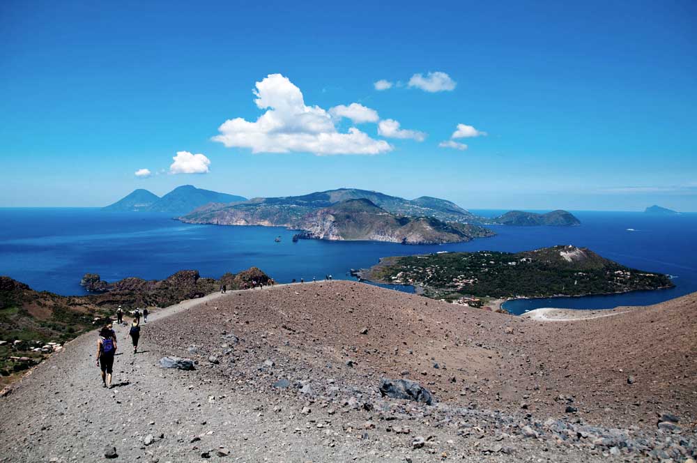 Wandern mit Blick auf Lipari und Salina