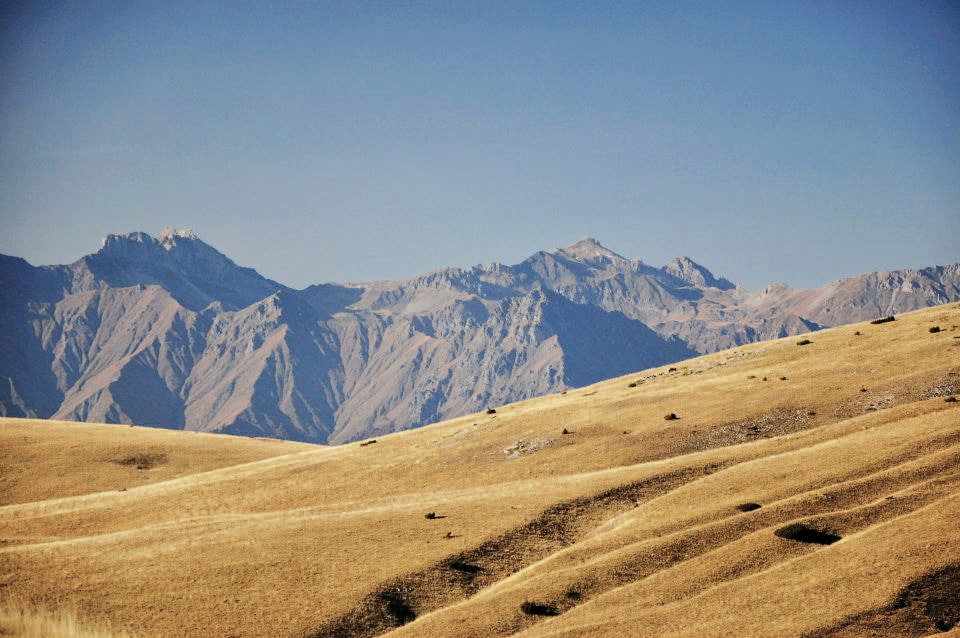 In der Ferne leuchtet die Korab Gebirgskette. Sie bildet die Grenze zu Albanien.