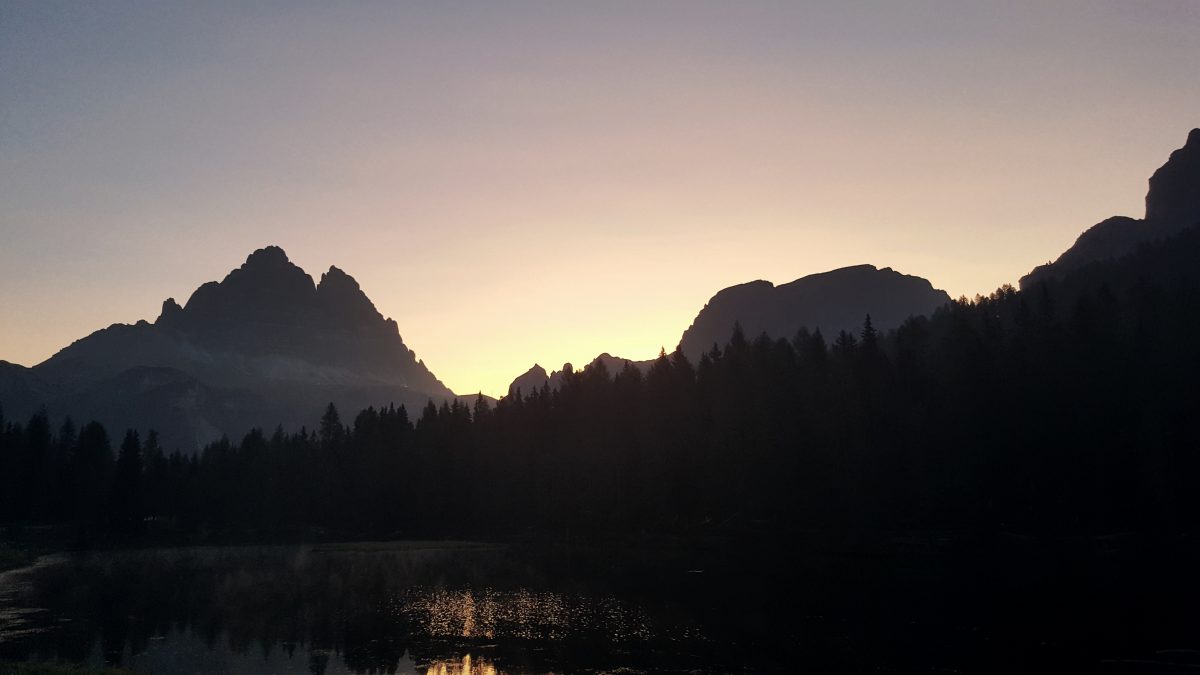 Sonnenaufgang vor Berge