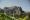 Bergmassiv unter blauem Himmel