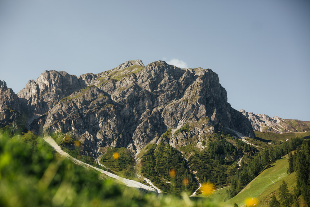 Bergmassiv unter blauem Himmel