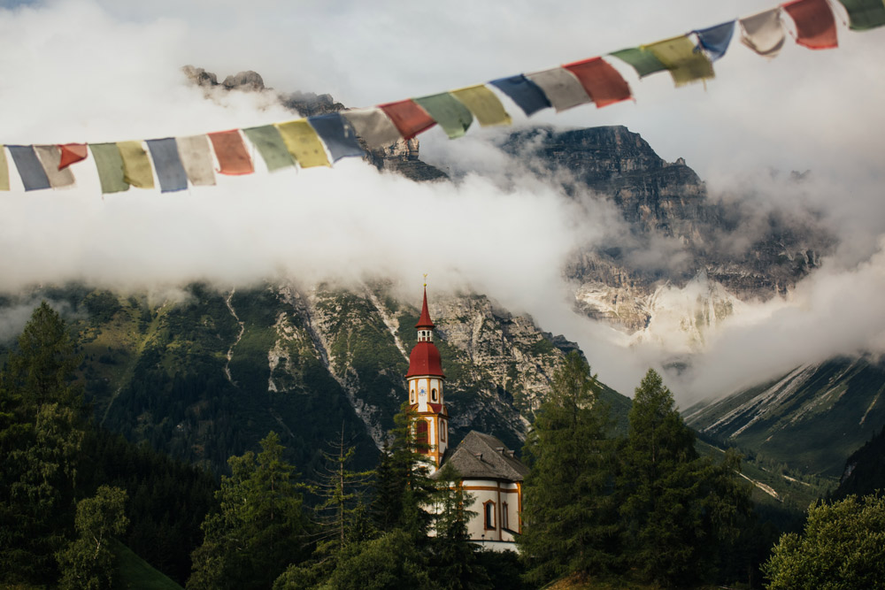 Kirche vor Berg unter Gebetsfahnen