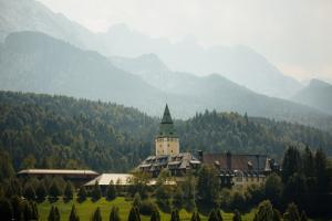 schloss vor berge und in wald