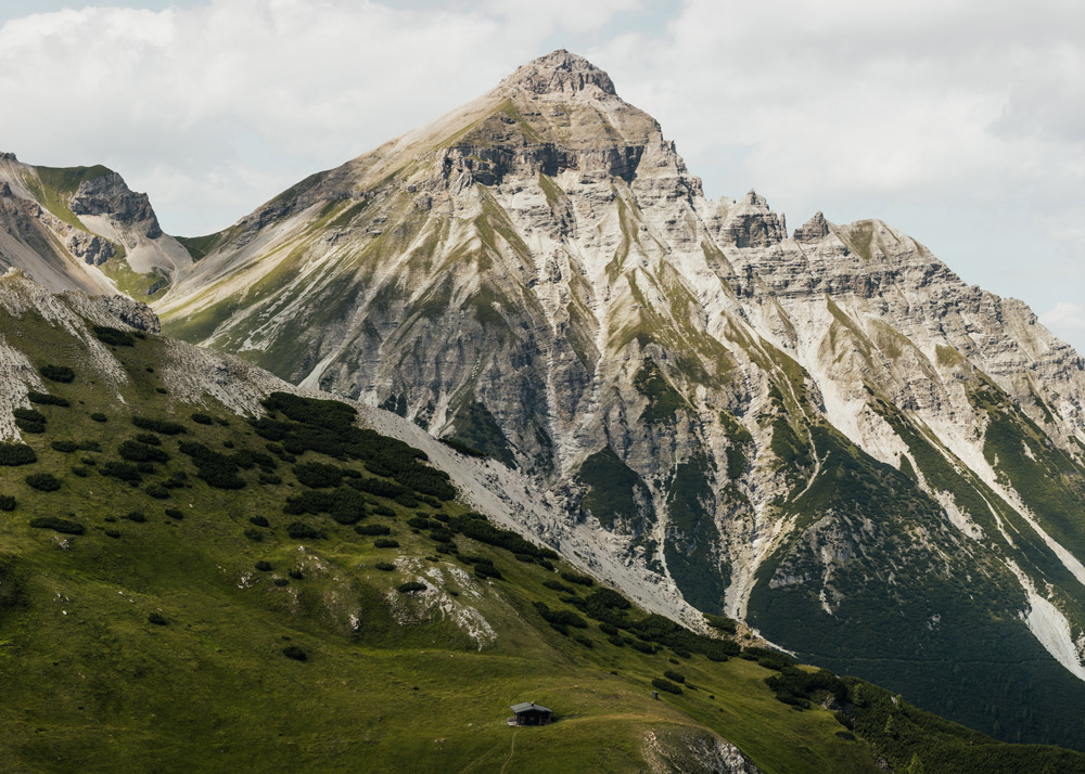 Berg mit Rinnen und Wiese