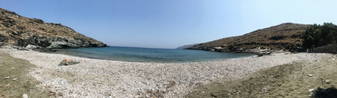 Panoramabild von Strand, kieseliger Boden, blaues Meehrwasser und Himmel