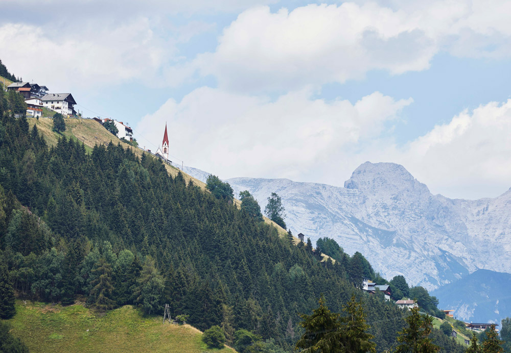 ausblick auf wald und berge im hintergrund