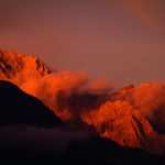 Wolken und Berg in rot getaucht